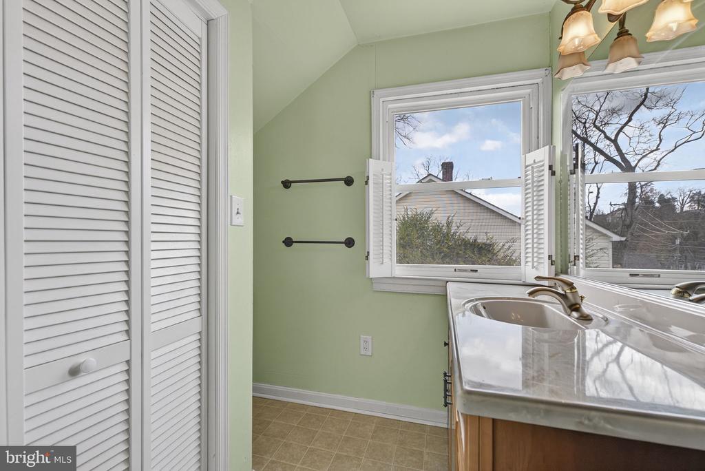 278 ALEXANDRIA PIKE, WARRENTON, Virginia 20186, 3 Bedrooms Bedrooms, ,2 BathroomsBathrooms,Residential,278 ALEXANDRIA PIKE,VAFQ2019682 MLS # VAFQ2019682