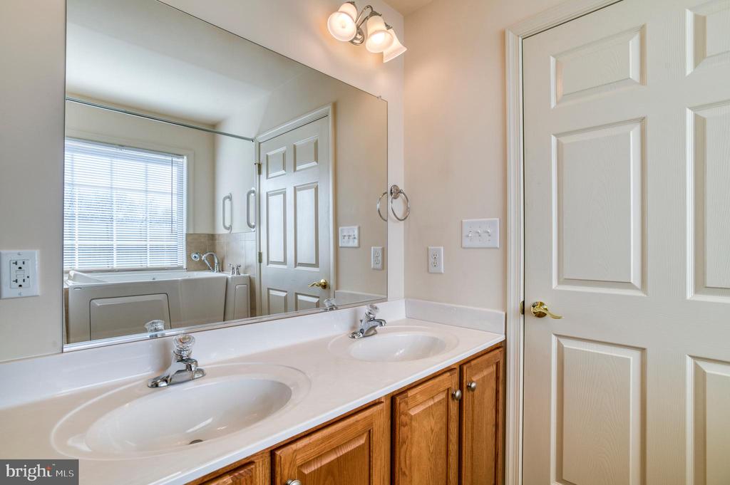 421 QUEEN ST, CULPEPER, Virginia 22701, 3 Bedrooms Bedrooms, ,2 BathroomsBathrooms,Residential,421 QUEEN ST,VACU2012124 MLS # VACU2012124