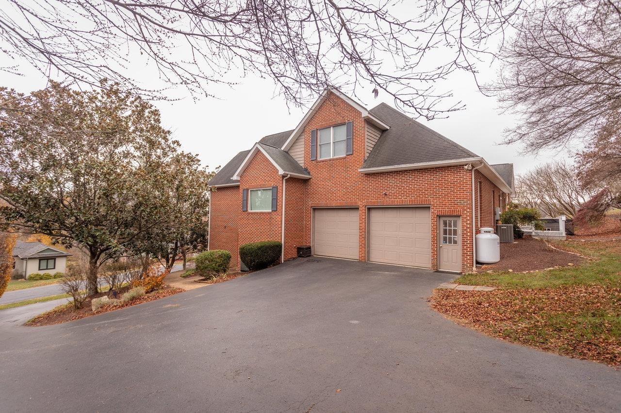 3945 TRAVELER RD, ROCKINGHAM, Virginia 22801, 4 Bedrooms Bedrooms, ,3 BathroomsBathrooms,Residential,3945 TRAVELER RD,671312 MLS # 671312