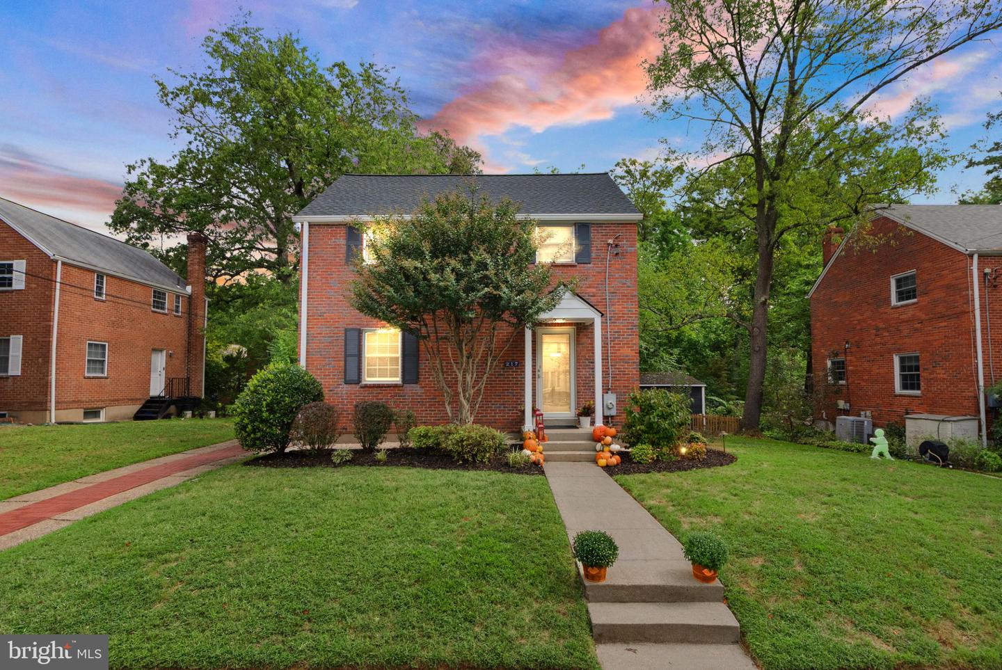 217 N EMERSON ST, ARLINGTON, Virginia 22203, 3 Bedrooms Bedrooms, 11 Rooms Rooms,2 BathroomsBathrooms,Residential,For sale,217 N EMERSON ST,VAAR2064628 MLS # VAAR2064628