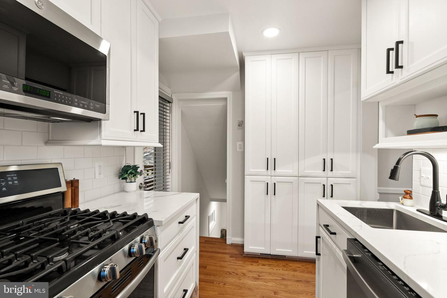 217 N EMERSON ST, ARLINGTON, Virginia 22203, 3 Bedrooms Bedrooms, 11 Rooms Rooms,2 BathroomsBathrooms,Residential,For sale,217 N EMERSON ST,VAAR2064628 MLS # VAAR2064628