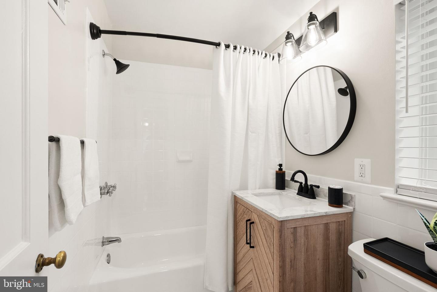 217 N EMERSON ST, ARLINGTON, Virginia 22203, 3 Bedrooms Bedrooms, 11 Rooms Rooms,2 BathroomsBathrooms,Residential,For sale,217 N EMERSON ST,VAAR2064628 MLS # VAAR2064628