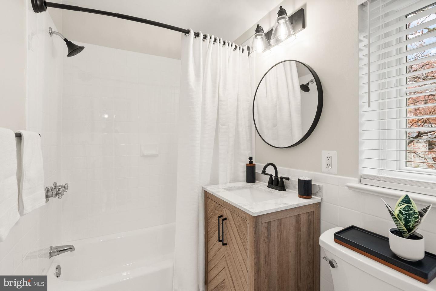 217 N EMERSON ST, ARLINGTON, Virginia 22203, 3 Bedrooms Bedrooms, 11 Rooms Rooms,2 BathroomsBathrooms,Residential,For sale,217 N EMERSON ST,VAAR2064628 MLS # VAAR2064628