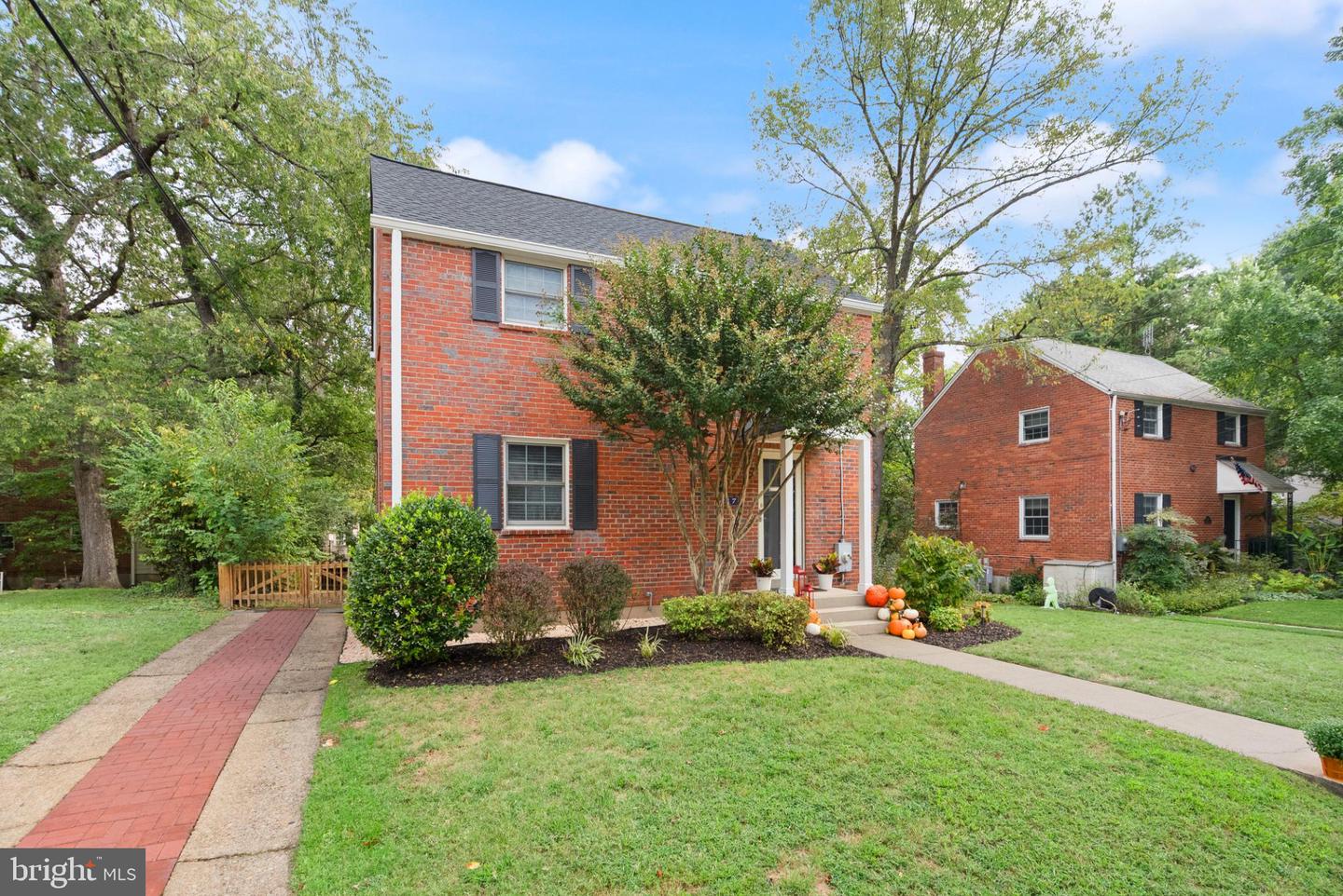 217 N EMERSON ST, ARLINGTON, Virginia 22203, 3 Bedrooms Bedrooms, 11 Rooms Rooms,2 BathroomsBathrooms,Residential,For sale,217 N EMERSON ST,VAAR2064628 MLS # VAAR2064628