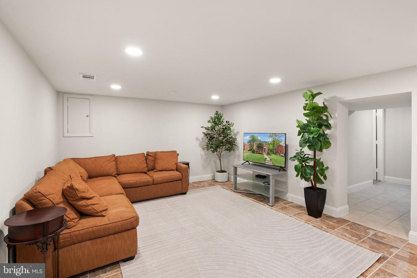 217 N EMERSON ST, ARLINGTON, Virginia 22203, 3 Bedrooms Bedrooms, 11 Rooms Rooms,2 BathroomsBathrooms,Residential,For sale,217 N EMERSON ST,VAAR2064628 MLS # VAAR2064628