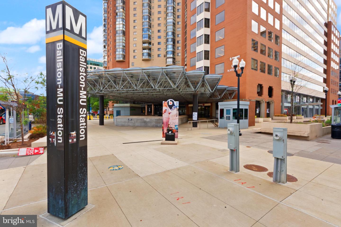 217 N EMERSON ST, ARLINGTON, Virginia 22203, 3 Bedrooms Bedrooms, 11 Rooms Rooms,2 BathroomsBathrooms,Residential,For sale,217 N EMERSON ST,VAAR2064628 MLS # VAAR2064628