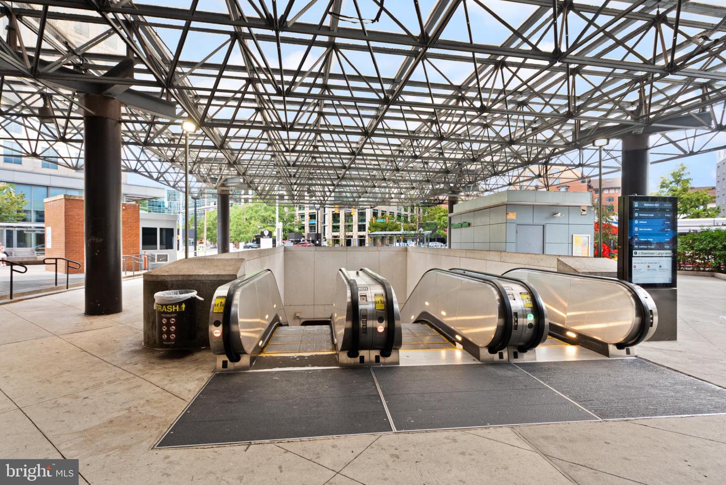 217 N EMERSON ST, ARLINGTON, Virginia 22203, 3 Bedrooms Bedrooms, 11 Rooms Rooms,2 BathroomsBathrooms,Residential,For sale,217 N EMERSON ST,VAAR2064628 MLS # VAAR2064628