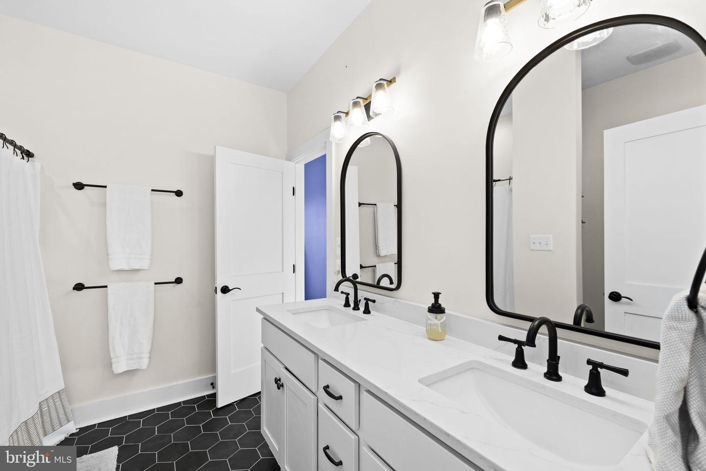 14660 LEE HWY, AMISSVILLE, Virginia 20106, 4 Bedrooms Bedrooms, ,4 BathroomsBathrooms,Residential,For sale,14660 LEE HWY,VARP2002370 MLS # VARP2002370