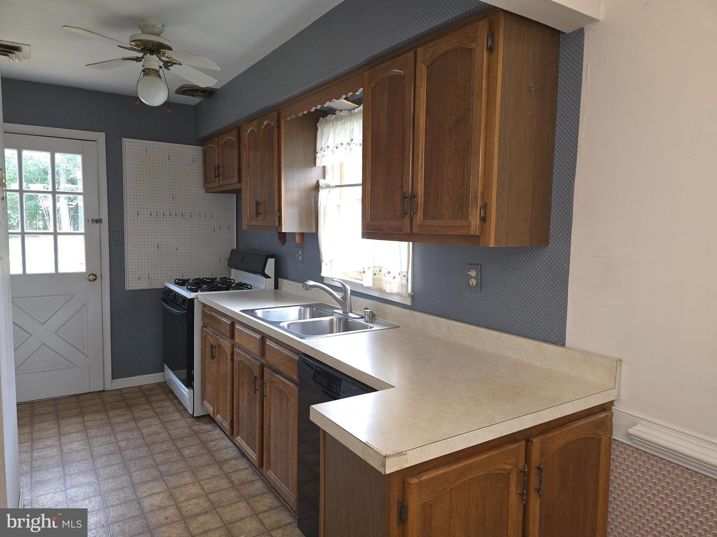 9405 BLACKSTONE RD, MANASSAS, Virginia 20110, 3 Bedrooms Bedrooms, ,2 BathroomsBathrooms,Residential,For sale,9405 BLACKSTONE RD,VAPW2103950 MLS # VAPW2103950