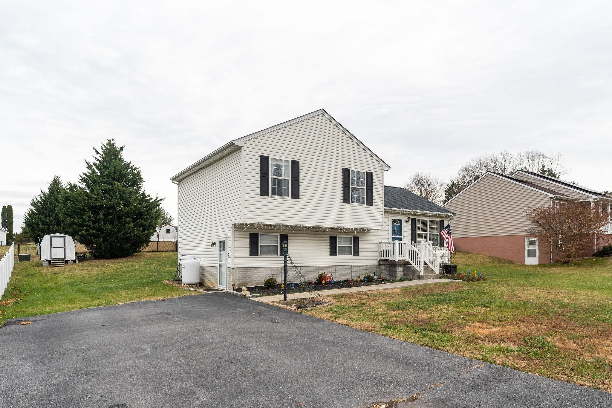 32 WOODSIDE DR, WAYNESBORO, Virginia 22980, 3 Bedrooms Bedrooms, ,2 BathroomsBathrooms,Residential,32 WOODSIDE DR,671336 MLS # 671336