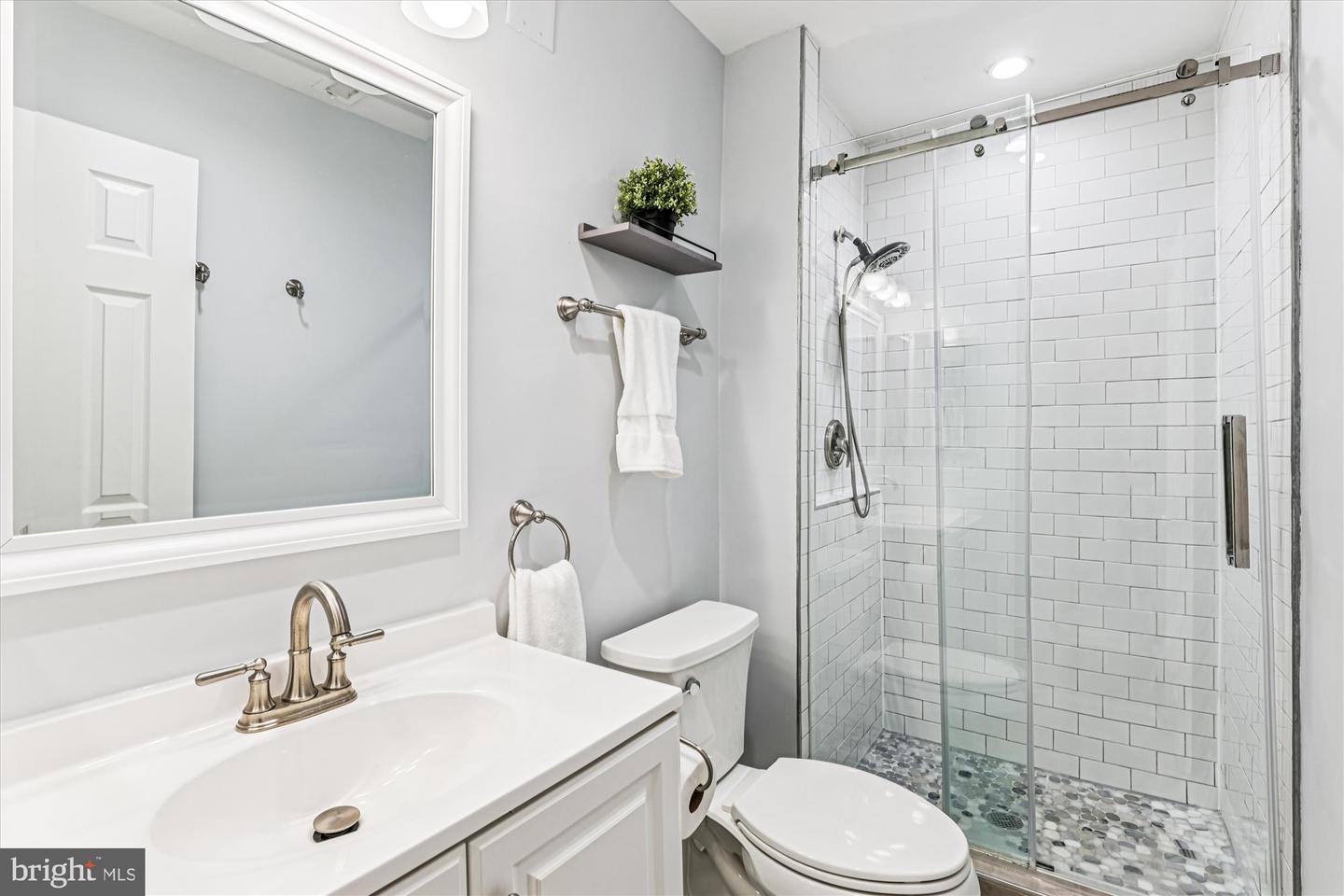 12102 GREENWAY CT #101, FAIRFAX, Virginia 22033, 3 Bedrooms Bedrooms, 8 Rooms Rooms,2 BathroomsBathrooms,Residential,For sale,12102 GREENWAY CT #101,VAFX2272614 MLS # VAFX2272614