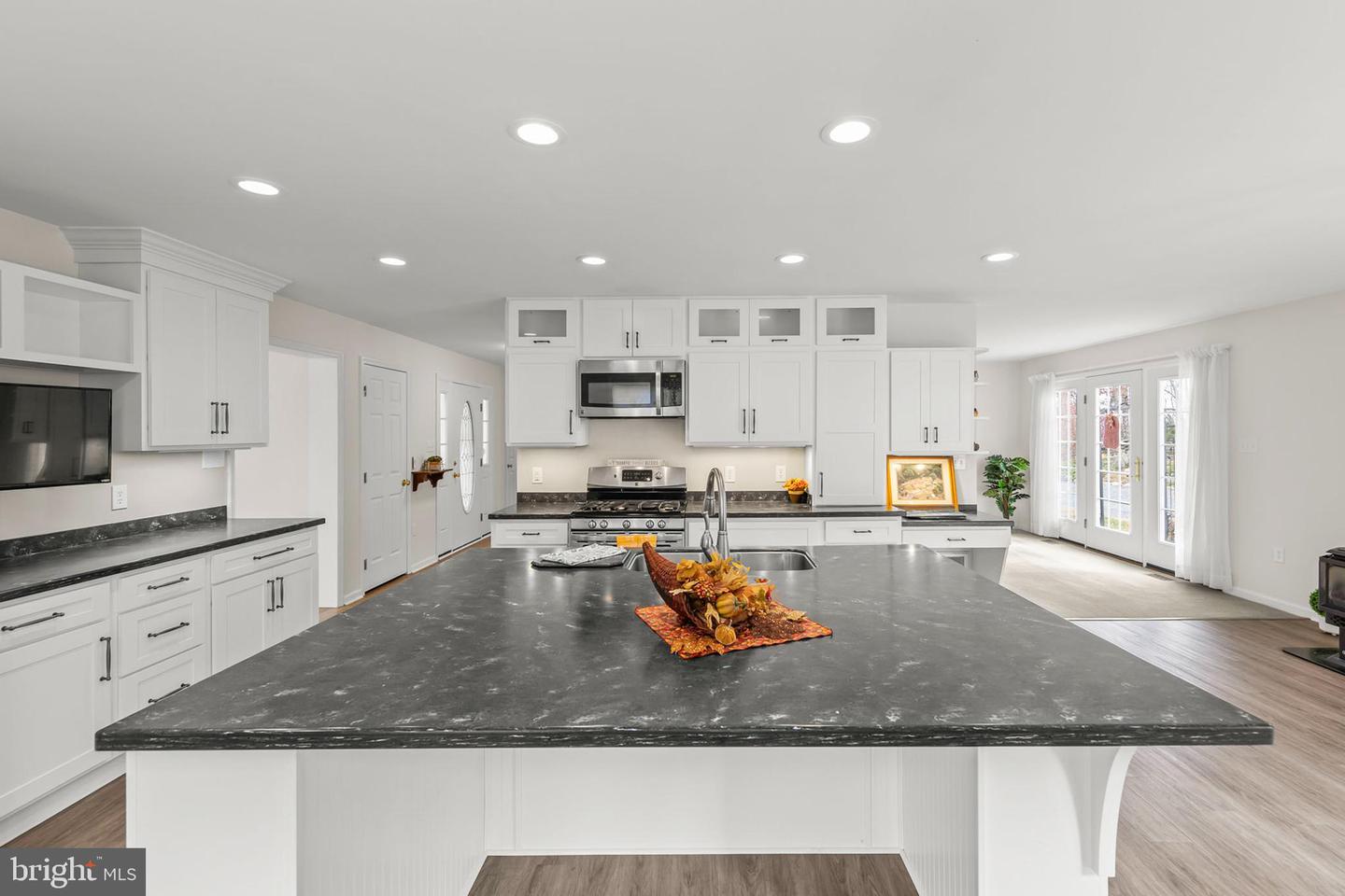 155 SIGNAL CT, STRASBURG, Virginia 22657, 2 Bedrooms Bedrooms, 9 Rooms Rooms,2 BathroomsBathrooms,Residential,For sale,155 SIGNAL CT,VAWR2012522 MLS # VAWR2012522