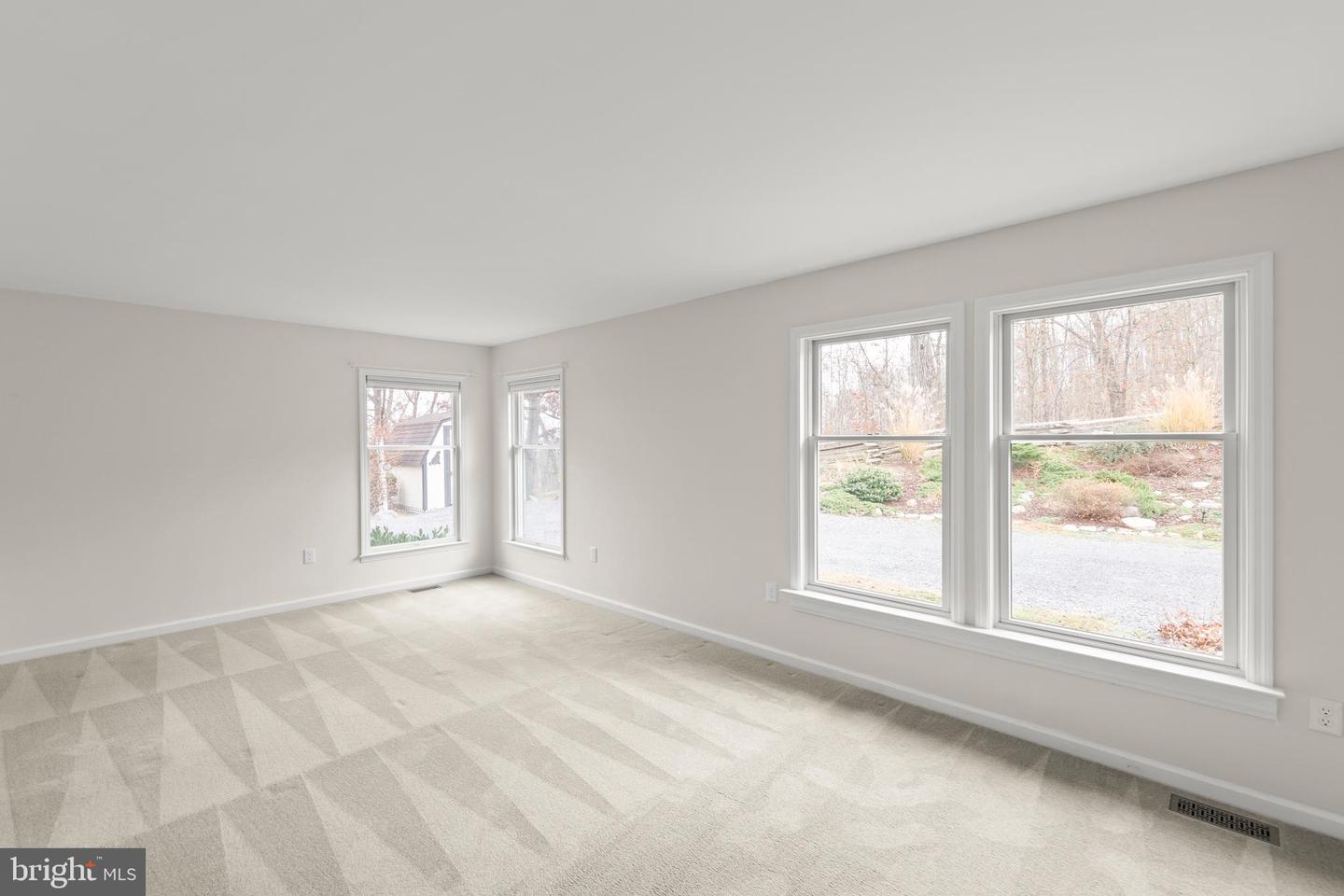 155 SIGNAL CT, STRASBURG, Virginia 22657, 2 Bedrooms Bedrooms, 9 Rooms Rooms,2 BathroomsBathrooms,Residential,For sale,155 SIGNAL CT,VAWR2012522 MLS # VAWR2012522