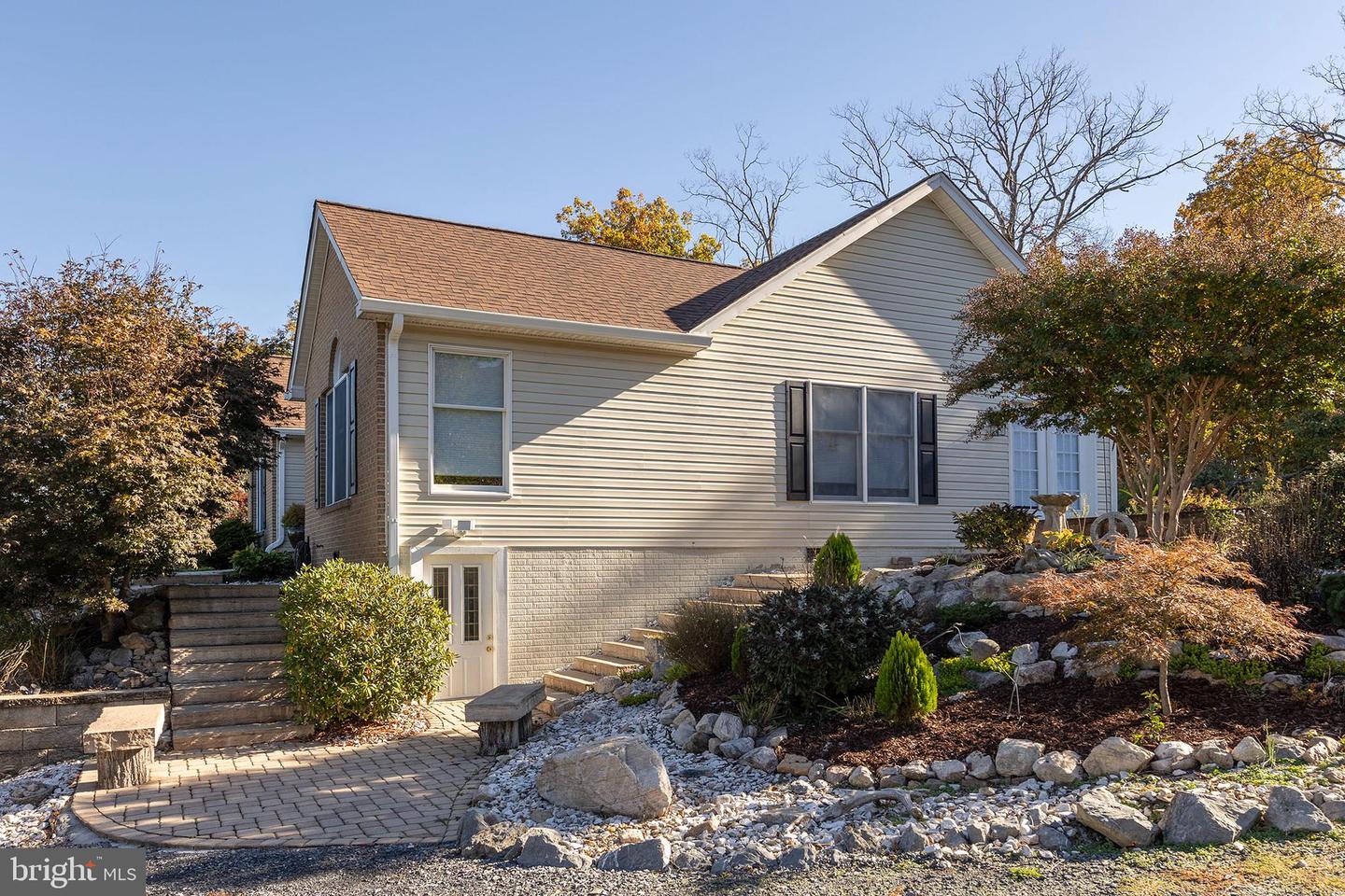 155 SIGNAL CT, STRASBURG, Virginia 22657, 2 Bedrooms Bedrooms, 9 Rooms Rooms,2 BathroomsBathrooms,Residential,For sale,155 SIGNAL CT,VAWR2012522 MLS # VAWR2012522