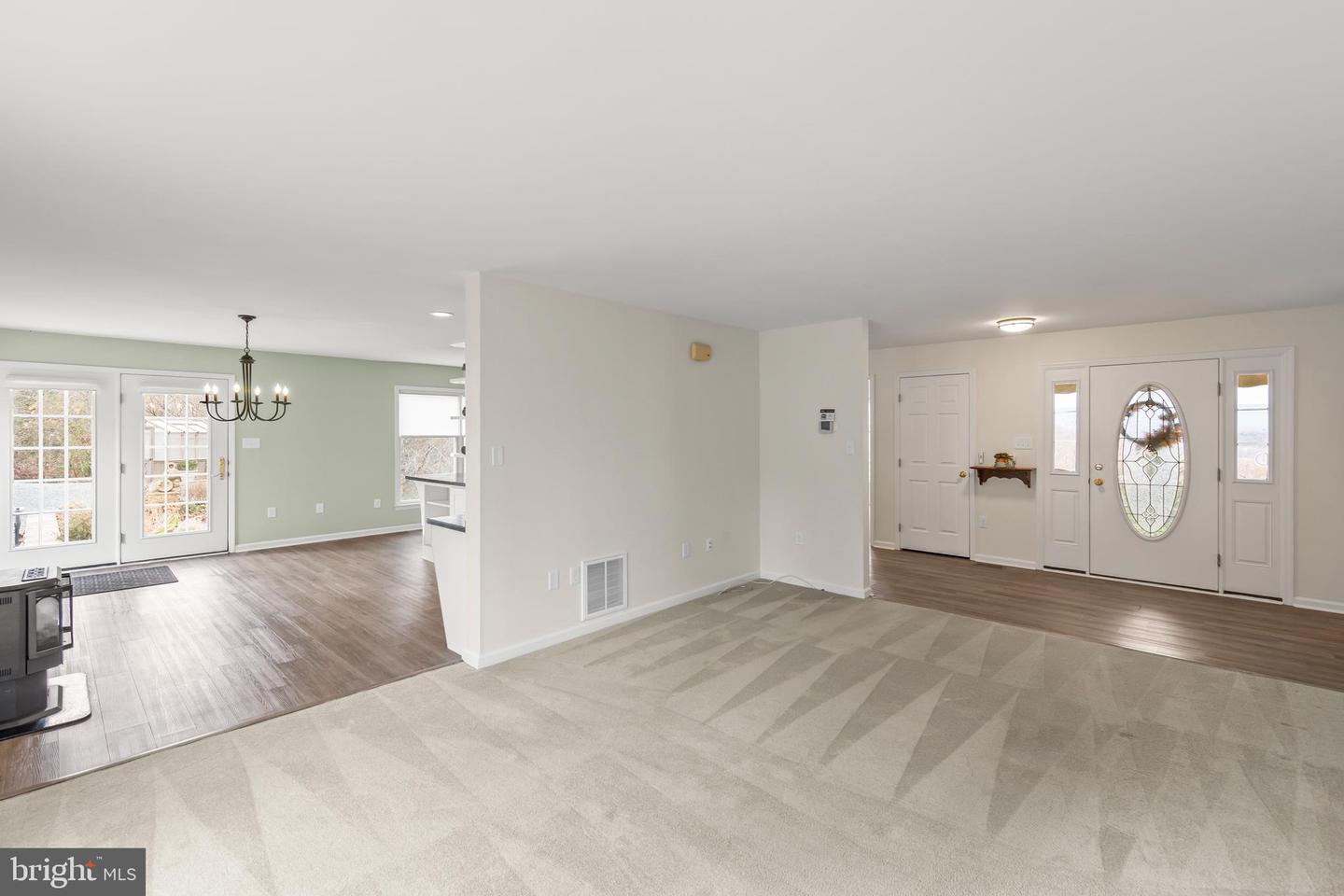 155 SIGNAL CT, STRASBURG, Virginia 22657, 2 Bedrooms Bedrooms, 9 Rooms Rooms,2 BathroomsBathrooms,Residential,For sale,155 SIGNAL CT,VAWR2012522 MLS # VAWR2012522