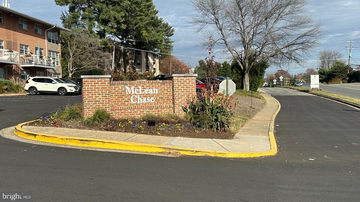 1914 WILSON LN #202, MCLEAN, Virginia 22102, 2 Bedrooms Bedrooms, ,1 BathroomBathrooms,Residential,For sale,1914 WILSON LN #202,VAFX2278552 MLS # VAFX2278552