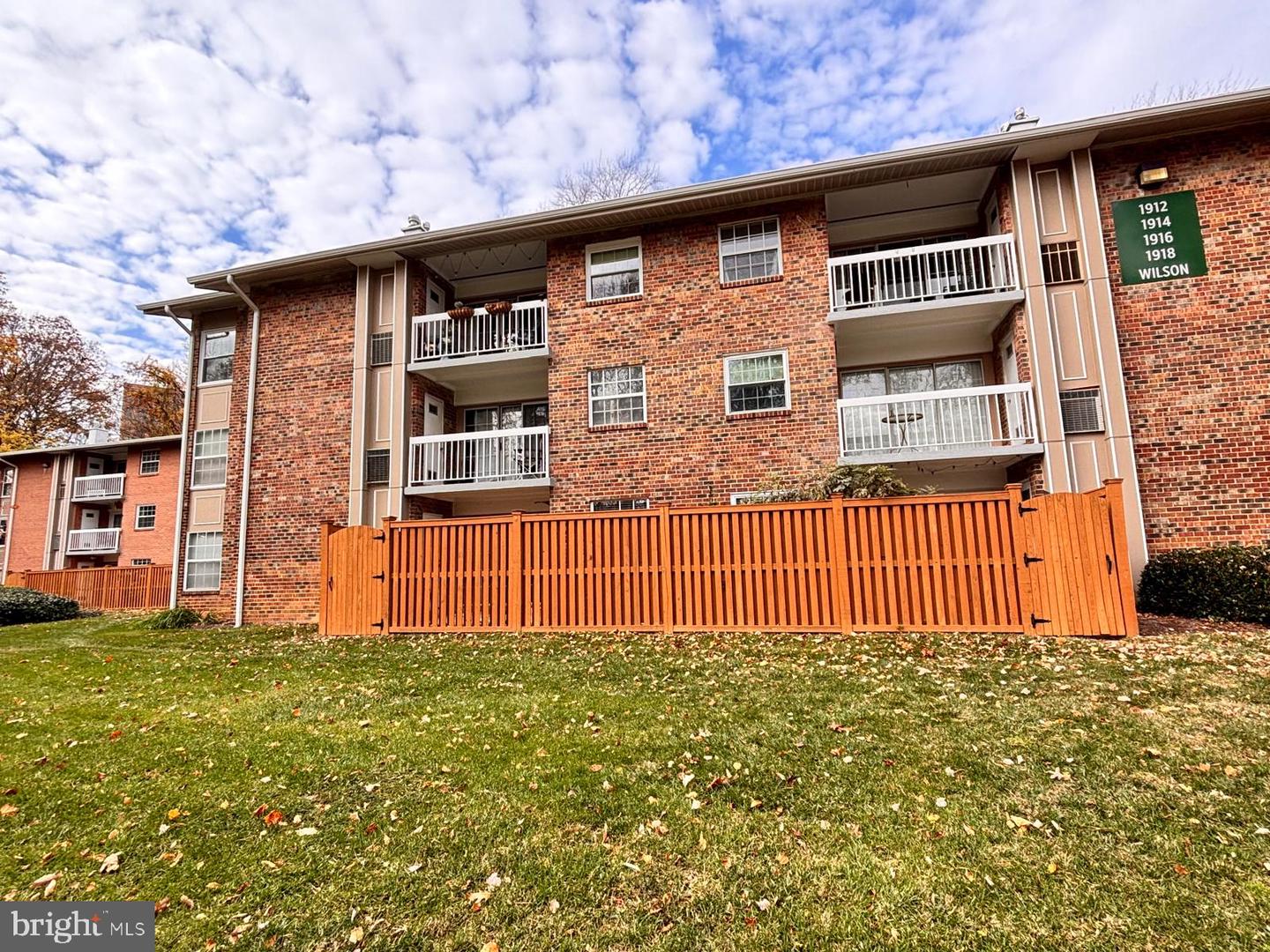 1914 WILSON LN #202, MCLEAN, Virginia 22102, 2 Bedrooms Bedrooms, ,1 BathroomBathrooms,Residential,For sale,1914 WILSON LN #202,VAFX2278552 MLS # VAFX2278552