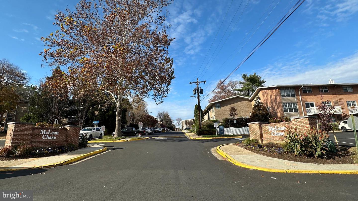 1914 WILSON LN #202, MCLEAN, Virginia 22102, 2 Bedrooms Bedrooms, ,1 BathroomBathrooms,Residential,For sale,1914 WILSON LN #202,VAFX2278552 MLS # VAFX2278552