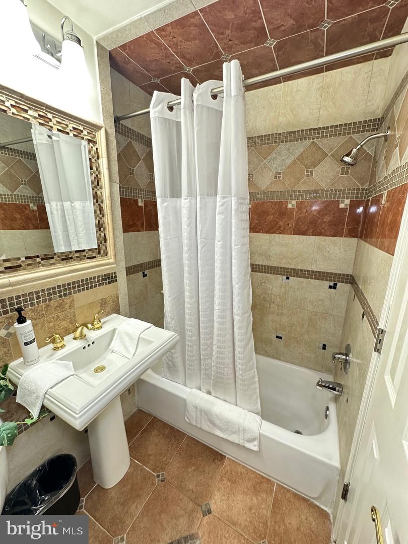 3739 MARK DR, ALEXANDRIA, Virginia 22305, 3 Bedrooms Bedrooms, ,2 BathroomsBathrooms,Residential,For sale,3739 MARK DR,VAAX2051882 MLS # VAAX2051882