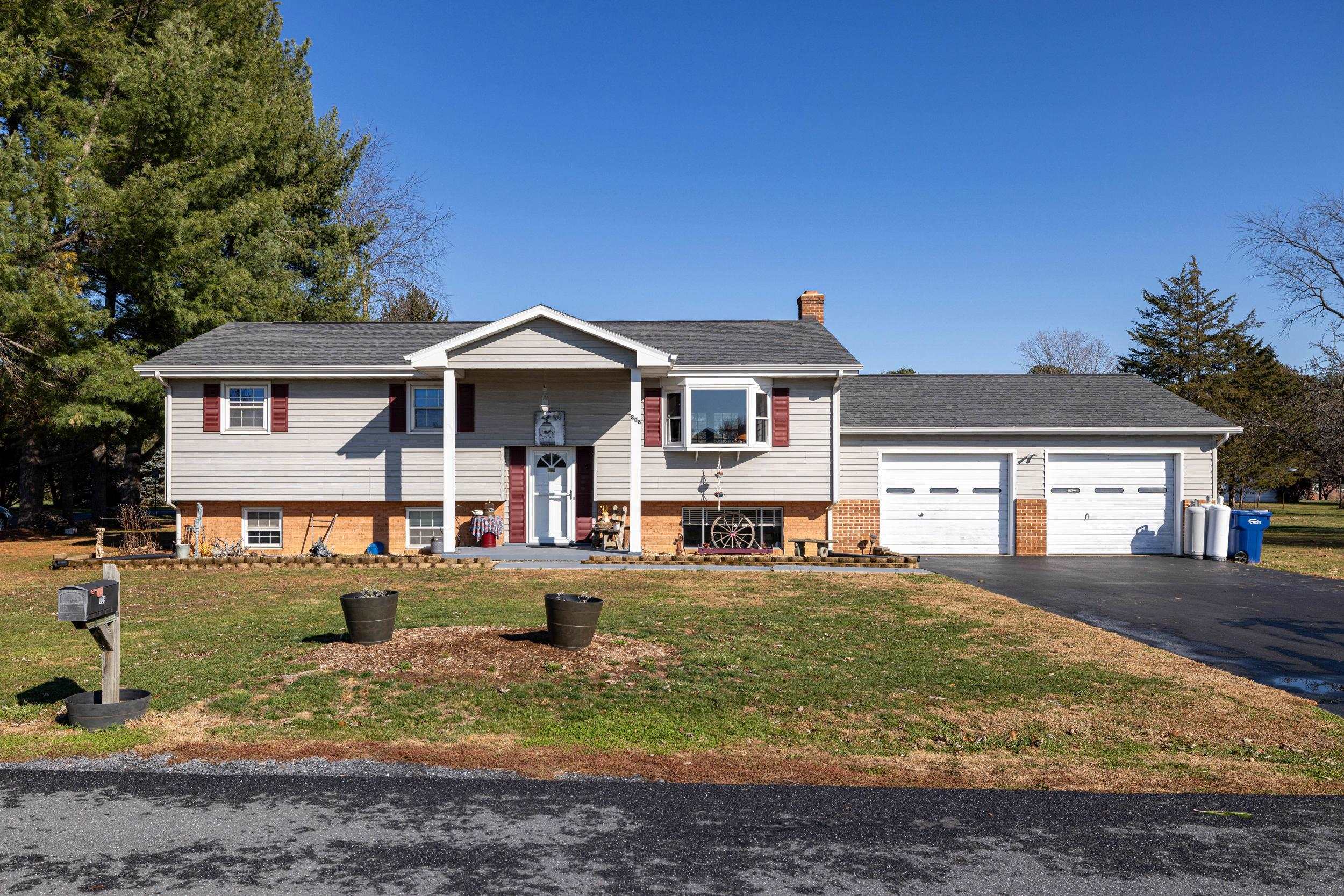808 11TH ST, GROTTOES, Virginia 24441, 3 Bedrooms Bedrooms, ,1 BathroomBathrooms,Residential,808 11th Street, Grottoes, VA 24441,808 11TH ST,671357 MLS # 671357