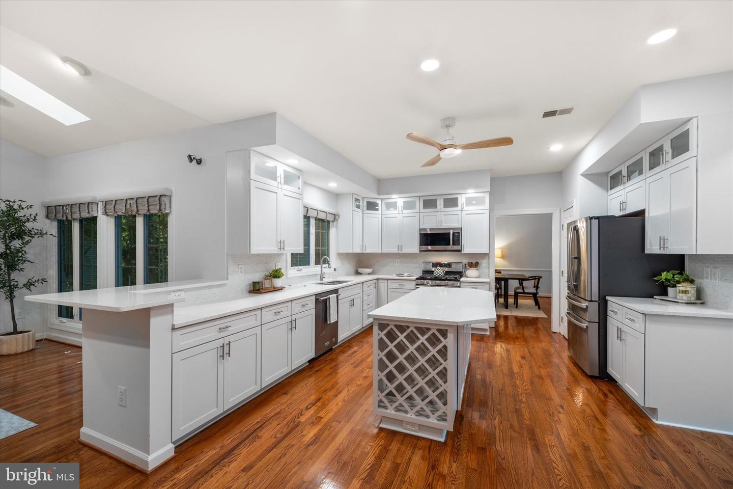 5495 ROCKPOINTE DR, CLIFTON, Virginia 20124, 6 Bedrooms Bedrooms, ,4 BathroomsBathrooms,Residential,For sale,5495 ROCKPOINTE DR,VAFX2276036 MLS # VAFX2276036