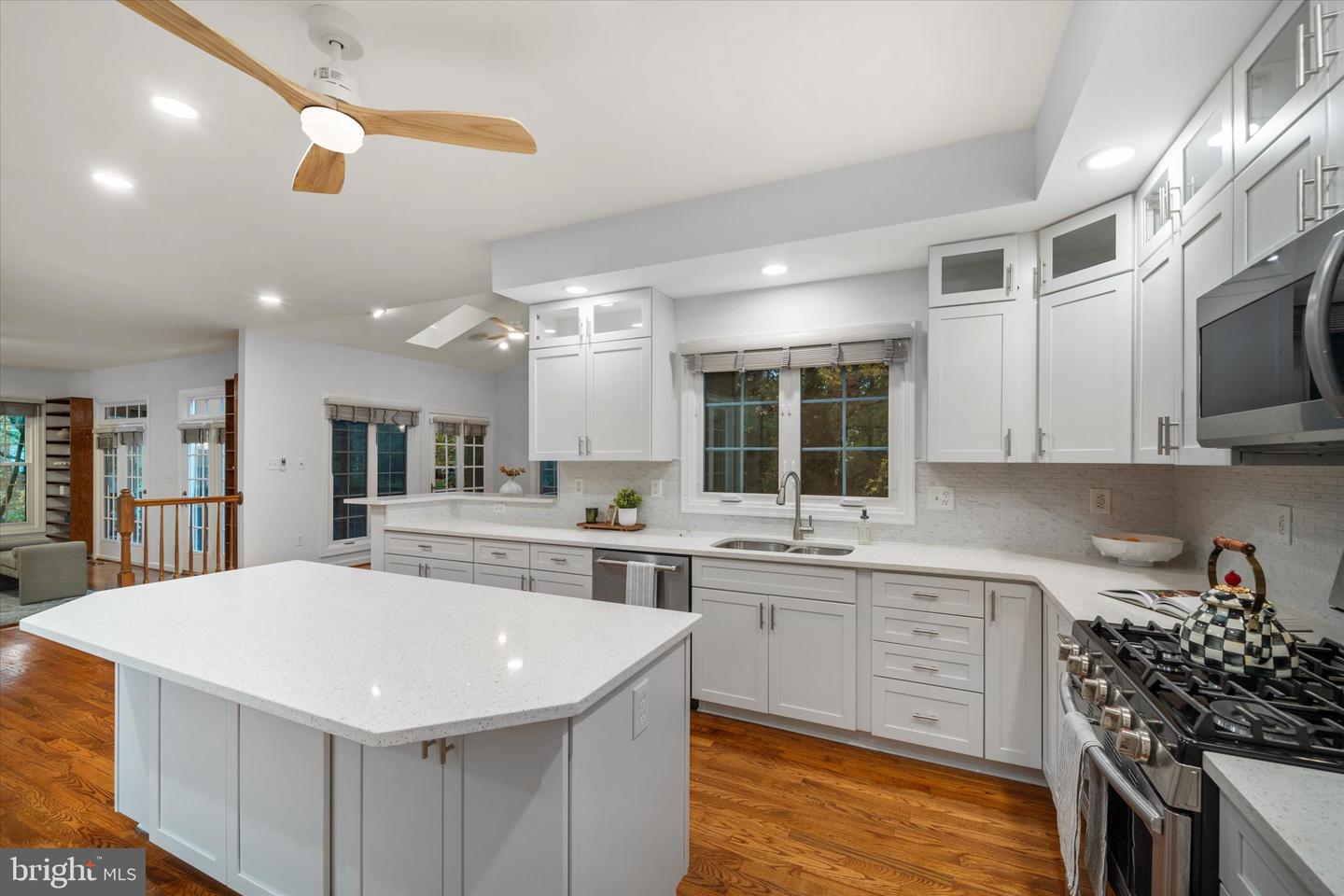 5495 ROCKPOINTE DR, CLIFTON, Virginia 20124, 6 Bedrooms Bedrooms, ,4 BathroomsBathrooms,Residential,For sale,5495 ROCKPOINTE DR,VAFX2276036 MLS # VAFX2276036