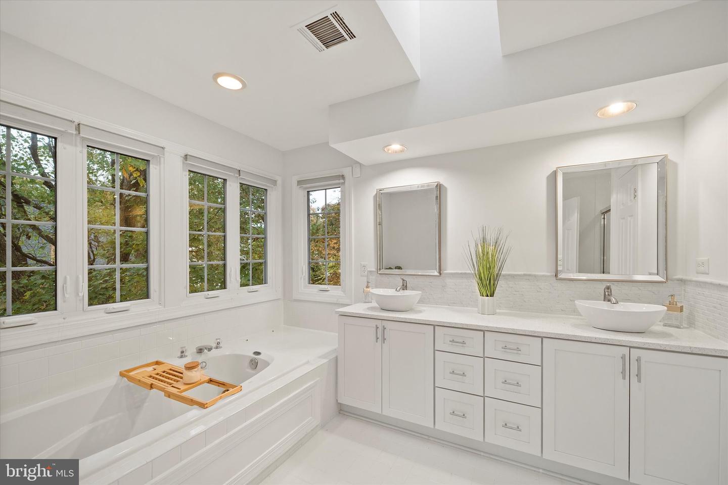 5495 ROCKPOINTE DR, CLIFTON, Virginia 20124, 6 Bedrooms Bedrooms, ,4 BathroomsBathrooms,Residential,For sale,5495 ROCKPOINTE DR,VAFX2276036 MLS # VAFX2276036