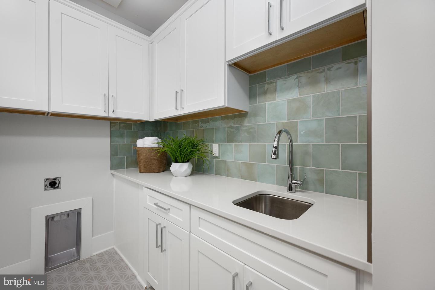 8650 MCHENRY ST, VIENNA, Virginia 22180, 5 Bedrooms Bedrooms, ,5 BathroomsBathrooms,Residential,For sale,8650 MCHENRY ST,VAFX2278078 MLS # VAFX2278078