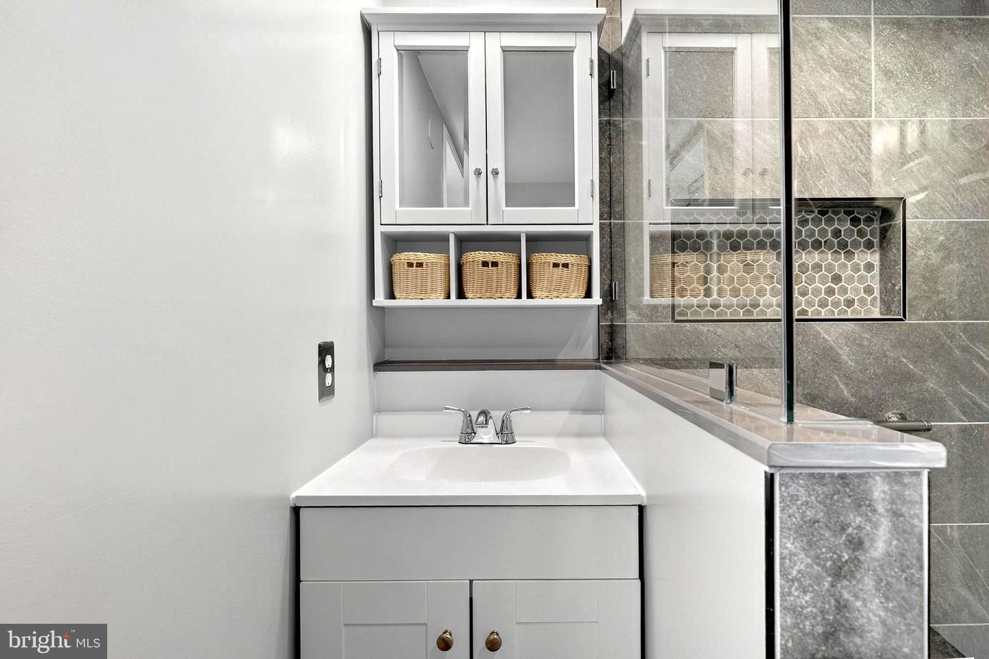 1407 E ABINGDON DR #1, ALEXANDRIA, Virginia 22314, 1 Bedroom Bedrooms, 5 Rooms Rooms,1 BathroomBathrooms,Residential,For sale,1407 E ABINGDON DR #1,VAAX2051590 MLS # VAAX2051590