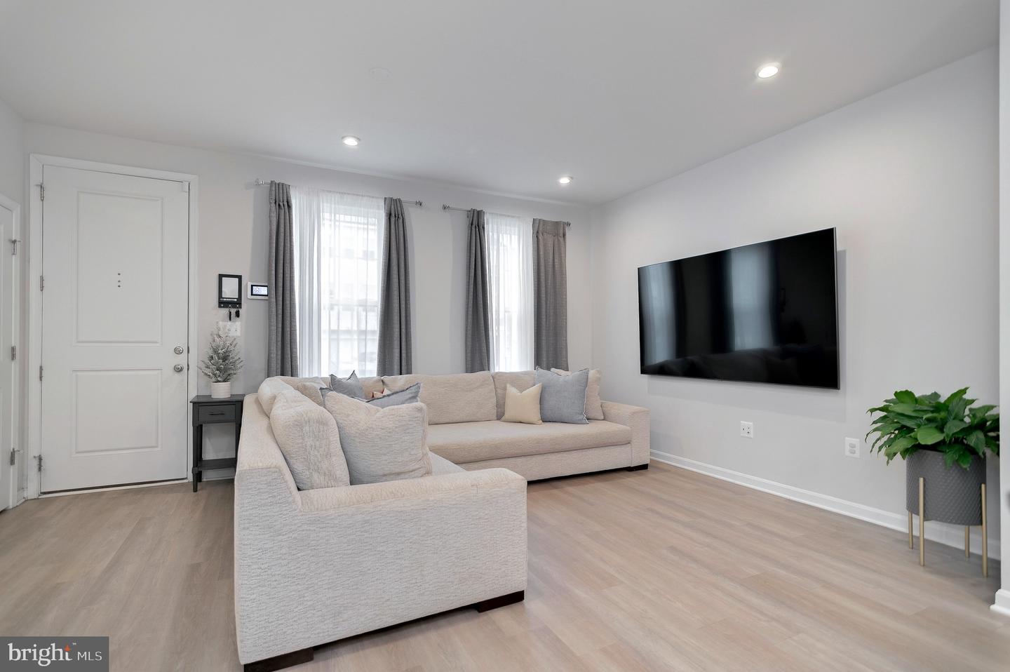 18245 SUMMIT POINTE DR, TRIANGLE, Virginia 22172, 4 Bedrooms Bedrooms, ,3 BathroomsBathrooms,Residential,For sale,18245 SUMMIT POINTE DR,VAPW2108036 MLS # VAPW2108036