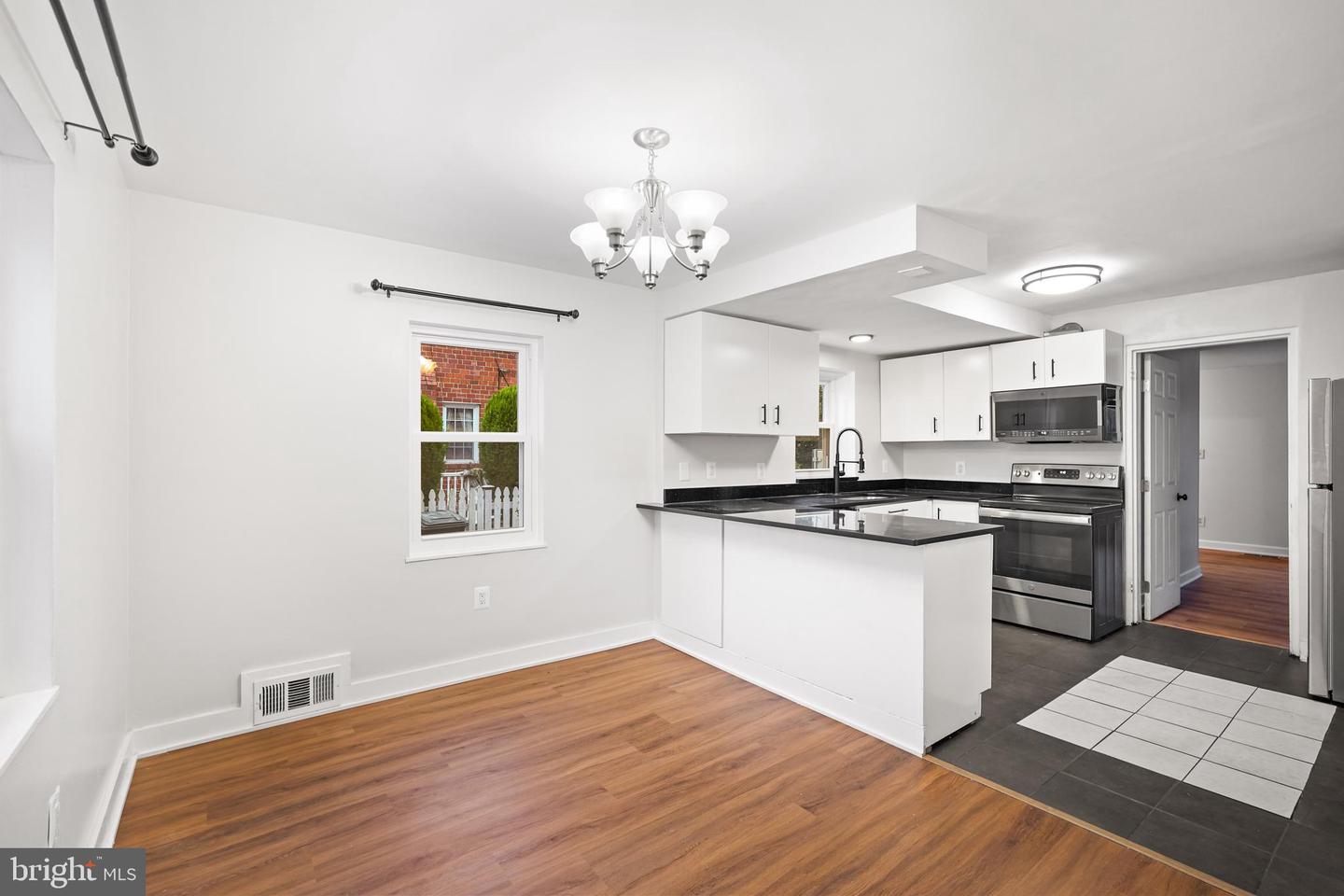 1008 N ROOSEVELT ST, ARLINGTON, Virginia 22205, 3 Bedrooms Bedrooms, ,2 BathroomsBathrooms,Residential,For sale,1008 N ROOSEVELT ST,VAAR2066282 MLS # VAAR2066282