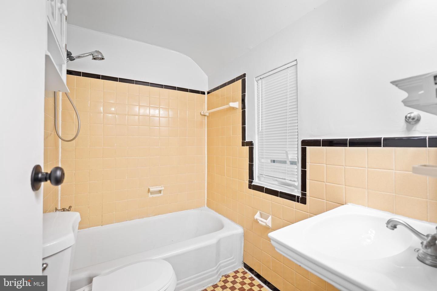 1008 N ROOSEVELT ST, ARLINGTON, Virginia 22205, 3 Bedrooms Bedrooms, ,2 BathroomsBathrooms,Residential,For sale,1008 N ROOSEVELT ST,VAAR2066282 MLS # VAAR2066282