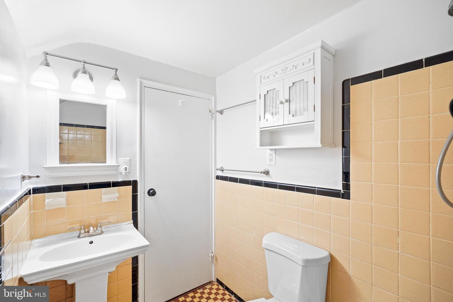 1008 N ROOSEVELT ST, ARLINGTON, Virginia 22205, 3 Bedrooms Bedrooms, ,2 BathroomsBathrooms,Residential,For sale,1008 N ROOSEVELT ST,VAAR2066282 MLS # VAAR2066282