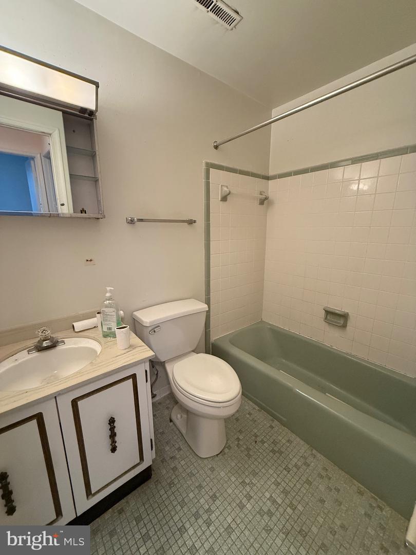 407 MILL ST SE, VIENNA, Virginia 22180, 3 Bedrooms Bedrooms, ,2 BathroomsBathrooms,Residential,For sale,407 MILL ST SE,VAFX2279750 MLS # VAFX2279750