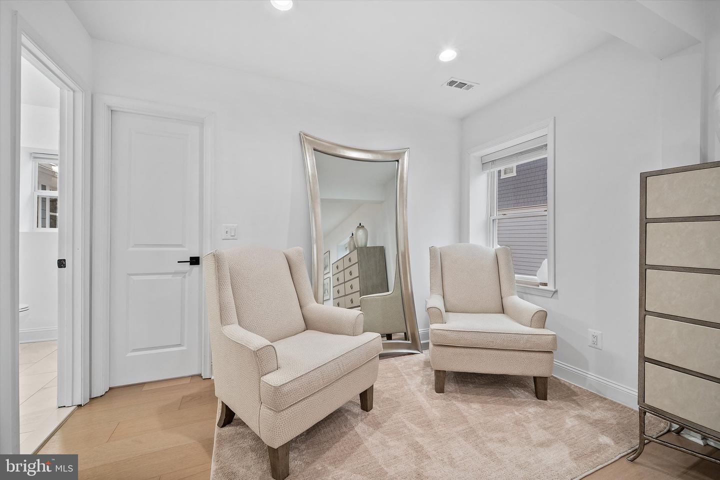 707 MEADOW LN SW, VIENNA, Virginia 22180, 5 Bedrooms Bedrooms, ,4 BathroomsBathrooms,Residential,For sale,707 MEADOW LN SW,VAFX2280020 MLS # VAFX2280020