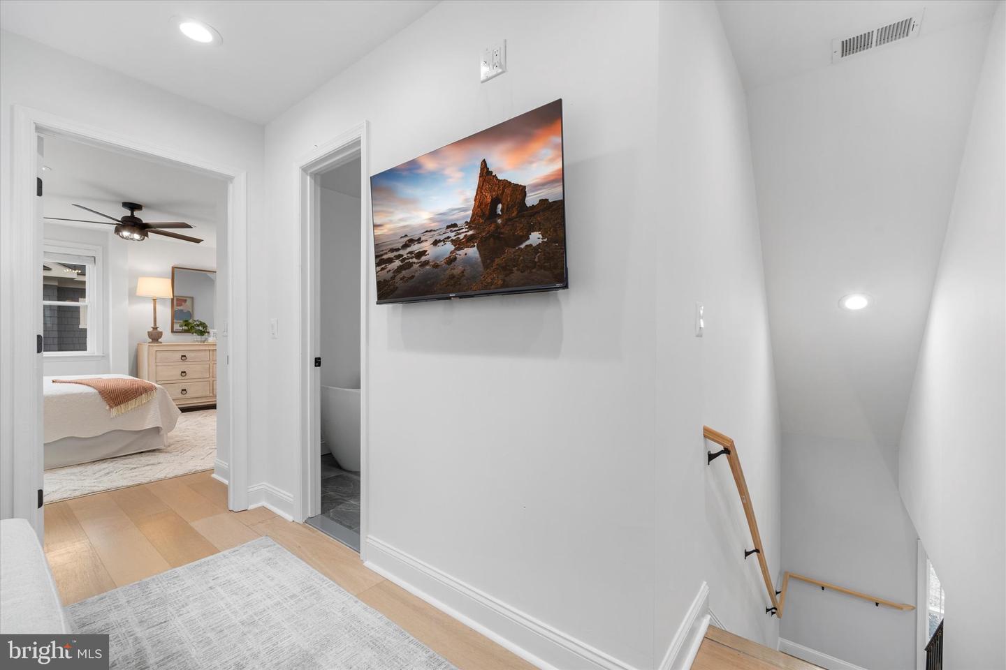 707 MEADOW LN SW, VIENNA, Virginia 22180, 5 Bedrooms Bedrooms, ,4 BathroomsBathrooms,Residential,For sale,707 MEADOW LN SW,VAFX2280020 MLS # VAFX2280020