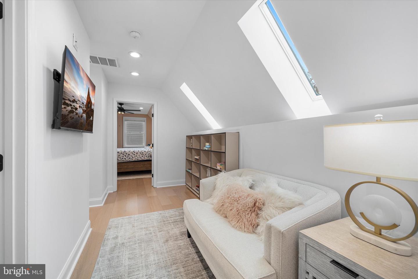 707 MEADOW LN SW, VIENNA, Virginia 22180, 5 Bedrooms Bedrooms, ,4 BathroomsBathrooms,Residential,For sale,707 MEADOW LN SW,VAFX2280020 MLS # VAFX2280020