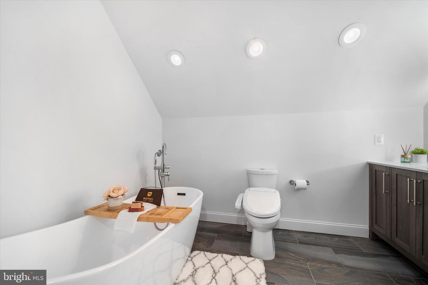 707 MEADOW LN SW, VIENNA, Virginia 22180, 5 Bedrooms Bedrooms, ,4 BathroomsBathrooms,Residential,For sale,707 MEADOW LN SW,VAFX2280020 MLS # VAFX2280020