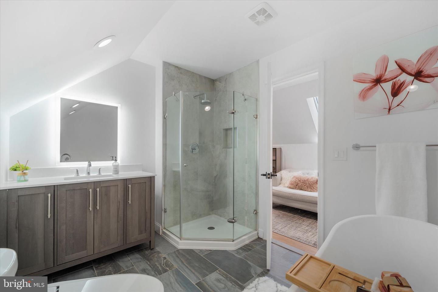 707 MEADOW LN SW, VIENNA, Virginia 22180, 5 Bedrooms Bedrooms, ,4 BathroomsBathrooms,Residential,For sale,707 MEADOW LN SW,VAFX2280020 MLS # VAFX2280020