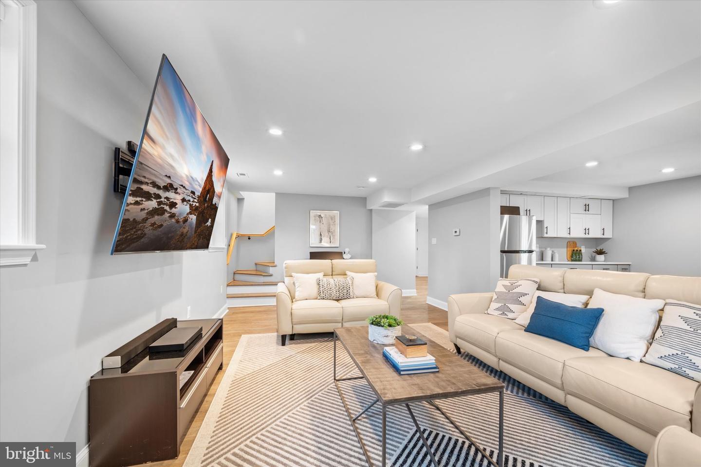 707 MEADOW LN SW, VIENNA, Virginia 22180, 5 Bedrooms Bedrooms, ,4 BathroomsBathrooms,Residential,For sale,707 MEADOW LN SW,VAFX2280020 MLS # VAFX2280020