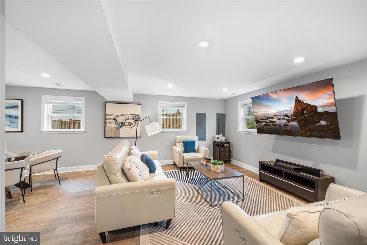 707 MEADOW LN SW, VIENNA, Virginia 22180, 5 Bedrooms Bedrooms, ,4 BathroomsBathrooms,Residential,For sale,707 MEADOW LN SW,VAFX2280020 MLS # VAFX2280020