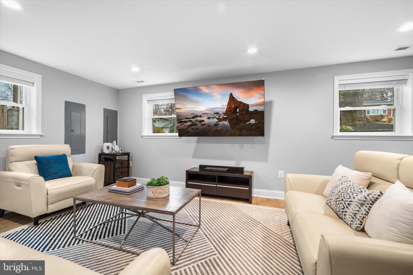 707 MEADOW LN SW, VIENNA, Virginia 22180, 5 Bedrooms Bedrooms, ,4 BathroomsBathrooms,Residential,For sale,707 MEADOW LN SW,VAFX2280020 MLS # VAFX2280020