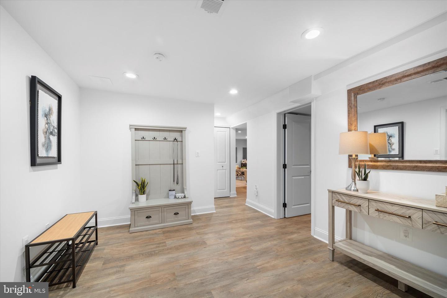 707 MEADOW LN SW, VIENNA, Virginia 22180, 5 Bedrooms Bedrooms, ,4 BathroomsBathrooms,Residential,For sale,707 MEADOW LN SW,VAFX2280020 MLS # VAFX2280020