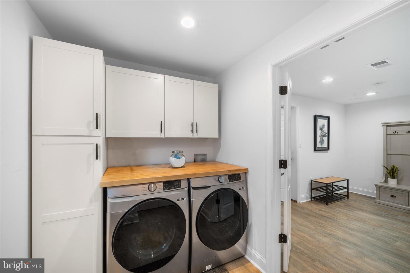 707 MEADOW LN SW, VIENNA, Virginia 22180, 5 Bedrooms Bedrooms, ,4 BathroomsBathrooms,Residential,For sale,707 MEADOW LN SW,VAFX2280020 MLS # VAFX2280020