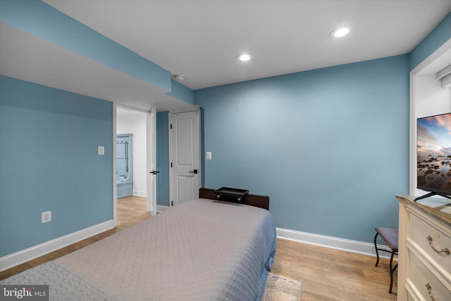 707 MEADOW LN SW, VIENNA, Virginia 22180, 5 Bedrooms Bedrooms, ,4 BathroomsBathrooms,Residential,For sale,707 MEADOW LN SW,VAFX2280020 MLS # VAFX2280020