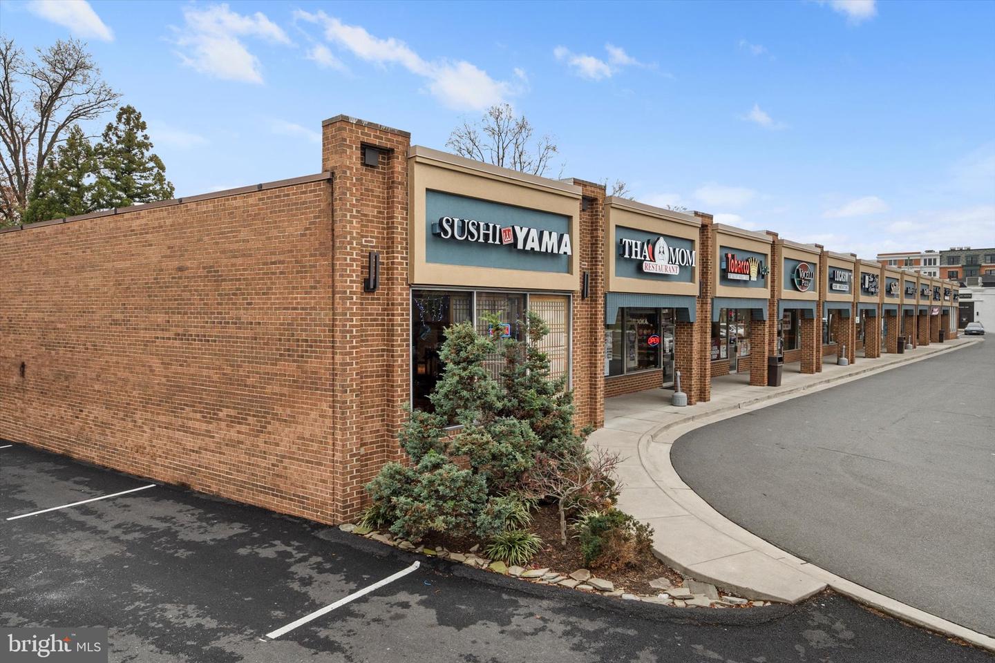 707 MEADOW LN SW, VIENNA, Virginia 22180, 5 Bedrooms Bedrooms, ,4 BathroomsBathrooms,Residential,For sale,707 MEADOW LN SW,VAFX2280020 MLS # VAFX2280020