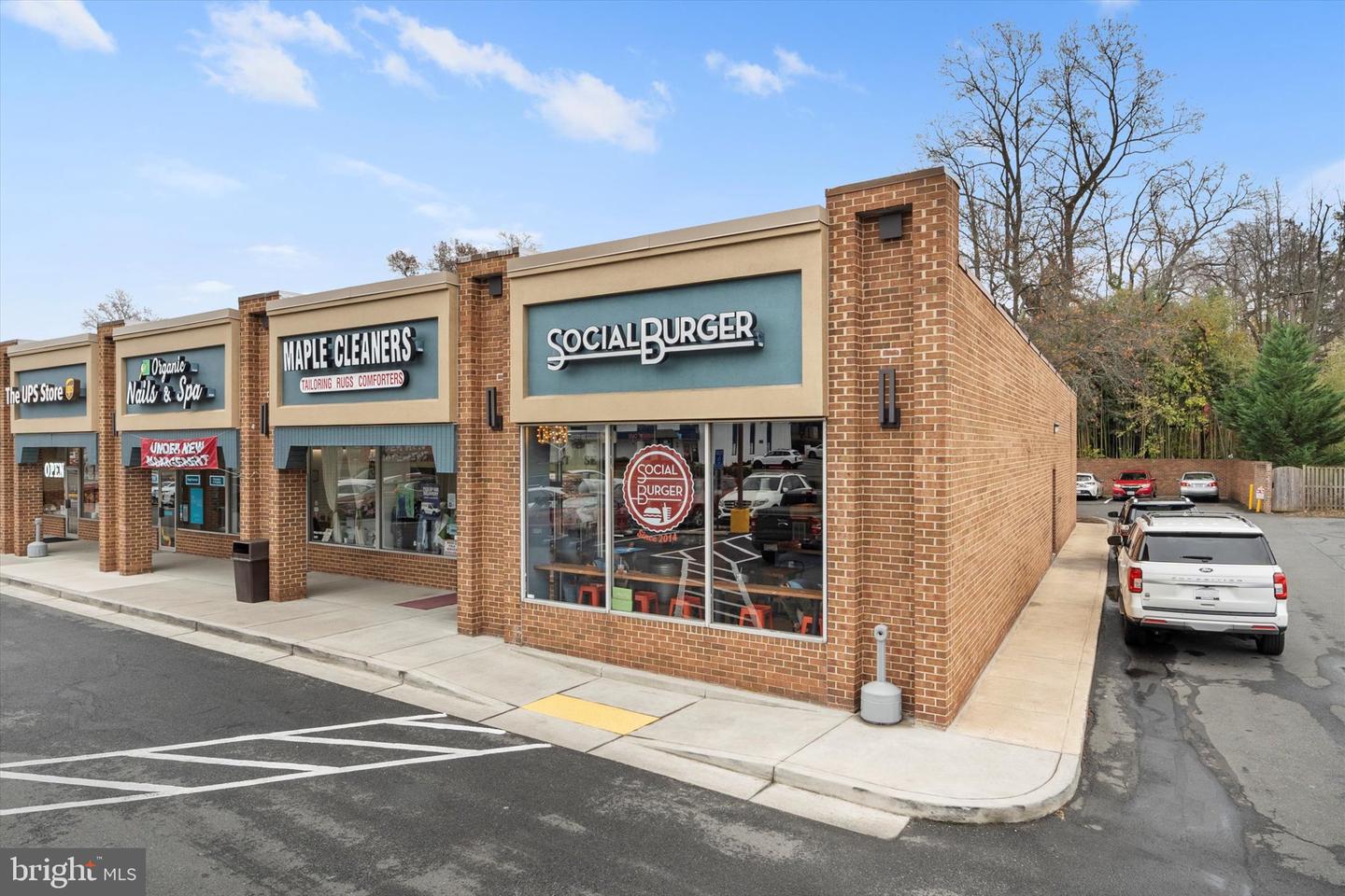 707 MEADOW LN SW, VIENNA, Virginia 22180, 5 Bedrooms Bedrooms, ,4 BathroomsBathrooms,Residential,For sale,707 MEADOW LN SW,VAFX2280020 MLS # VAFX2280020