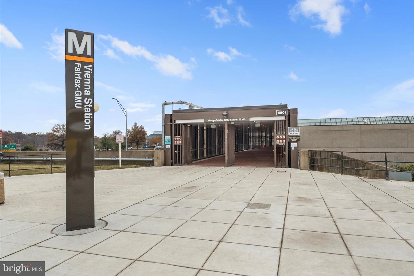 707 MEADOW LN SW, VIENNA, Virginia 22180, 5 Bedrooms Bedrooms, ,4 BathroomsBathrooms,Residential,For sale,707 MEADOW LN SW,VAFX2280020 MLS # VAFX2280020