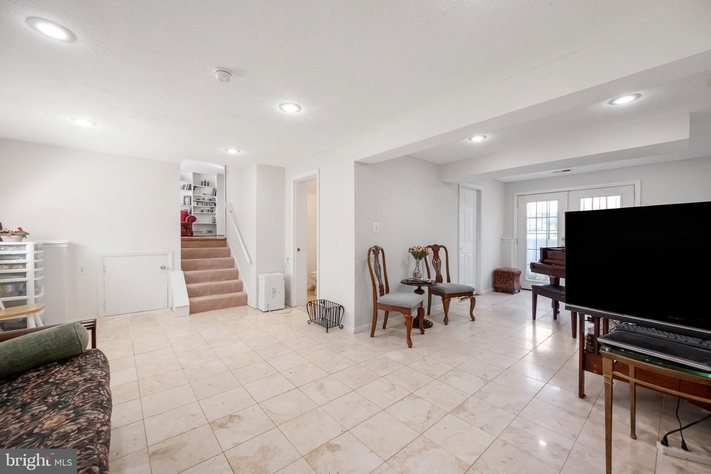 5703 OAK STAKE CT, BURKE, Virginia 22015, 3 Bedrooms Bedrooms, 5 Rooms Rooms,2 BathroomsBathrooms,Residential,For sale,5703 OAK STAKE CT,VAFX2280086 MLS # VAFX2280086