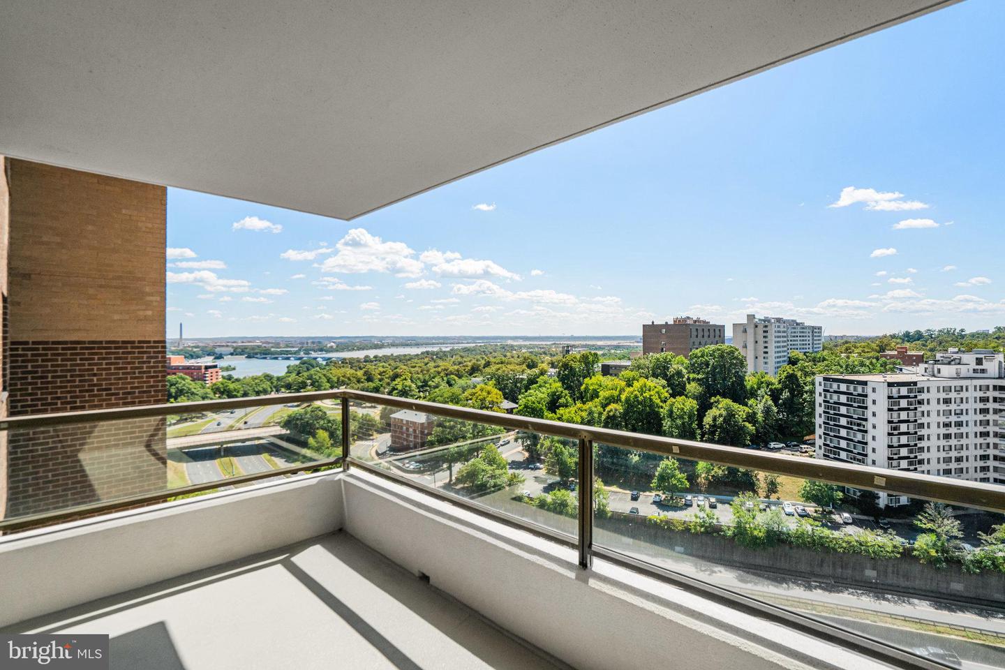 1600 N OAK ST #1521, ARLINGTON, Virginia 22209, 2 Bedrooms Bedrooms, ,2 BathroomsBathrooms,Residential,For sale,1600 N OAK ST #1521,VAAR2066338 MLS # VAAR2066338